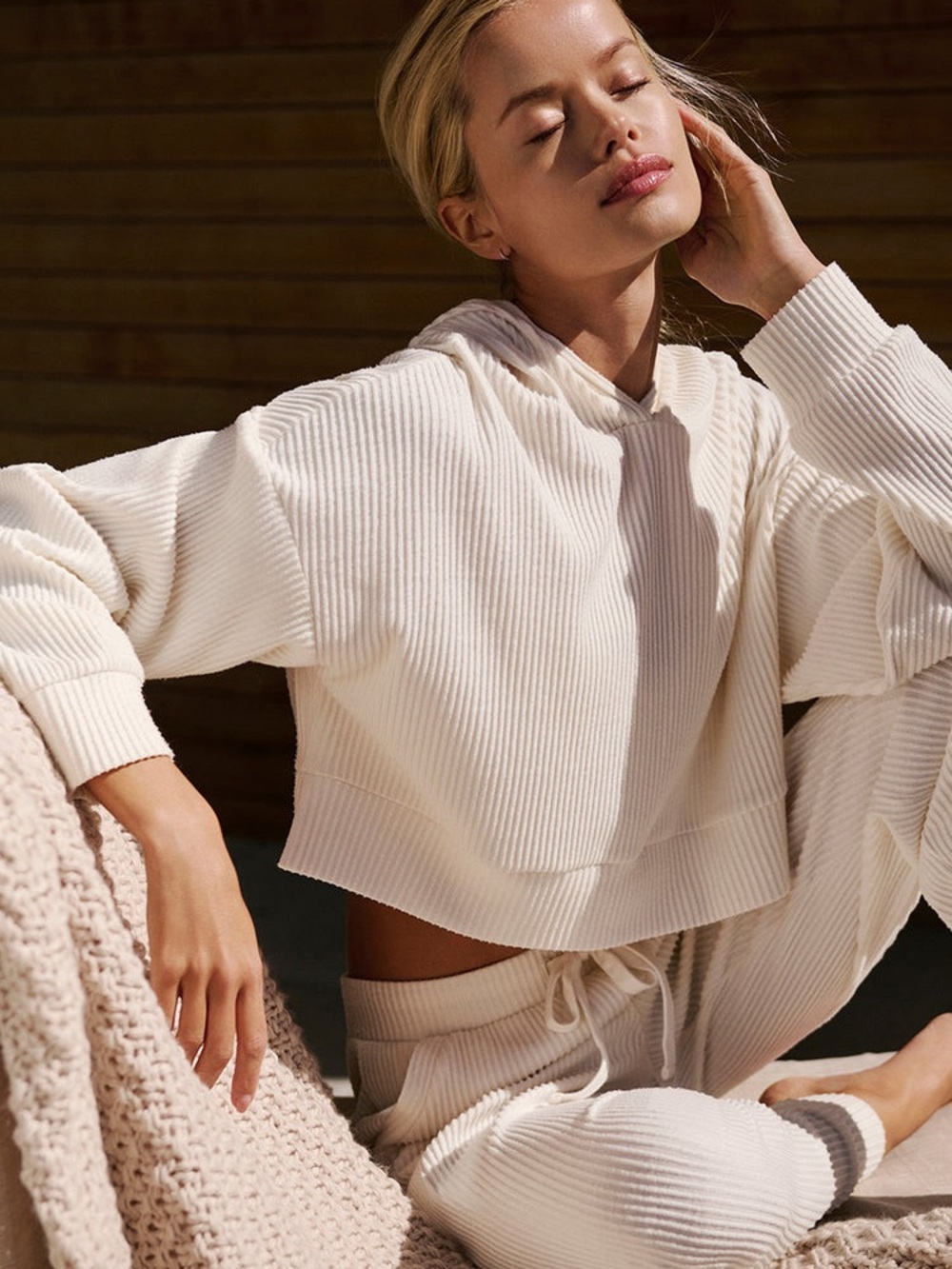 Alo Muse Ribbed Cropped Hoodie in Light Oatmeal Bone Large